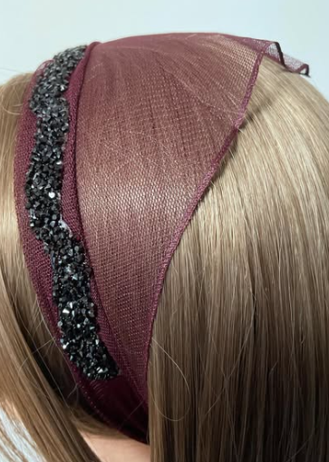 Batic din tul - Visiniu cu accesoriu din pietre negre Batic din tul - Visiniu cu accesoriu din pietre negre